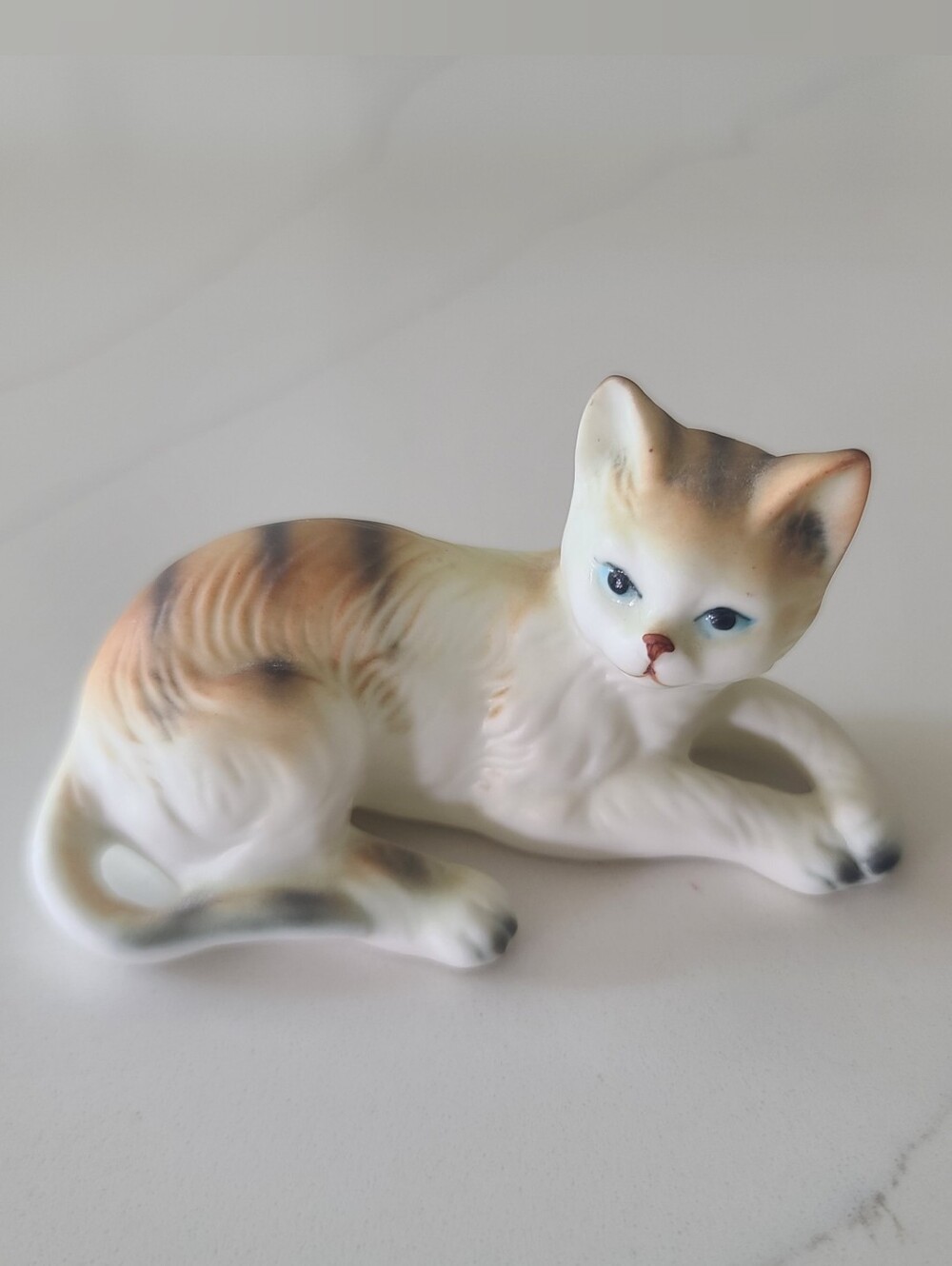Vintage 1984 Enesco Porcelain Calico Tabby Cat Figurine Blue Eyes Taiwan MCM